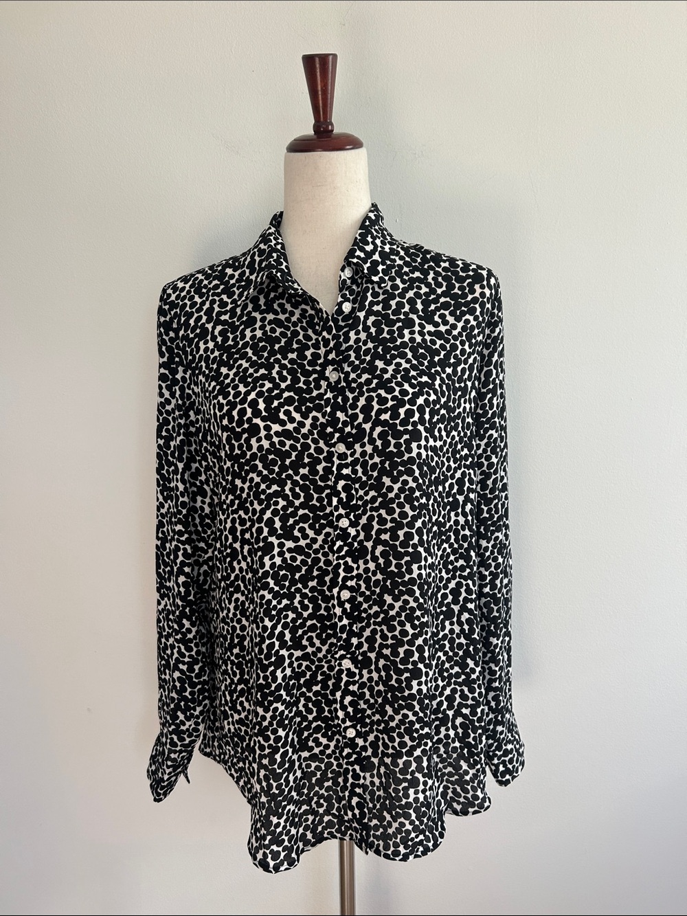 Banana Republic Black and White Printed Button-Down Blouse Size Medium NWT